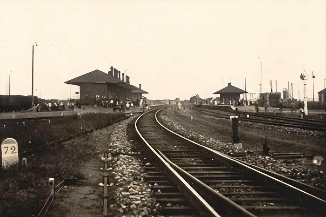 光绪帝修铁路途经曹化淳祖坟，慈禧听说坟前挂一块匾，急令其改道。
光绪年间，津芦铁