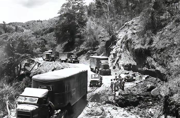 [月亮]1984年，一名解放军战士不慎摔落悬崖和部队失去了联系，但令他万万没想到