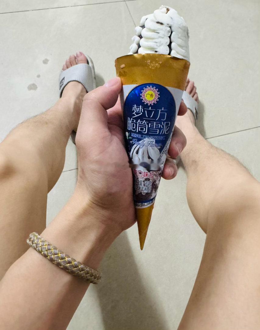 今年第一次吃雪糕🍦5块钱2个，味道还不错，还挺好吃的，第一次吃这个牌子的雪糕