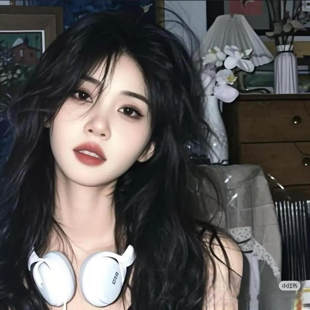 甜美少女，耳畔轻声，随性自然，时尚潮流少女感微笑女孩 自然清新美少女 自然甜系少