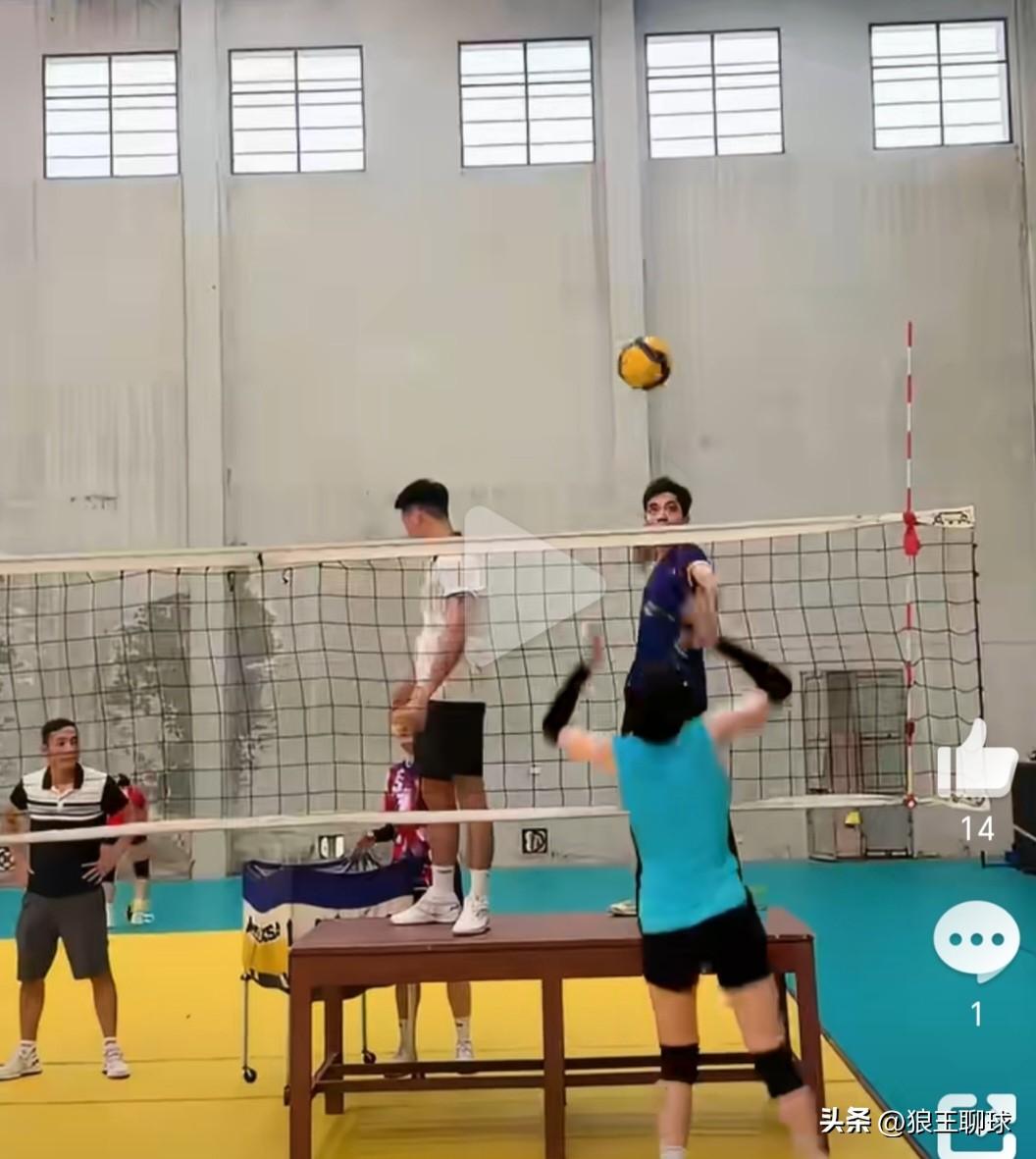 篮下悍将转型教练！碧泉狠练拦网，铁血精神续写女排传承
 
昔日女排赛场“铁闸”碧