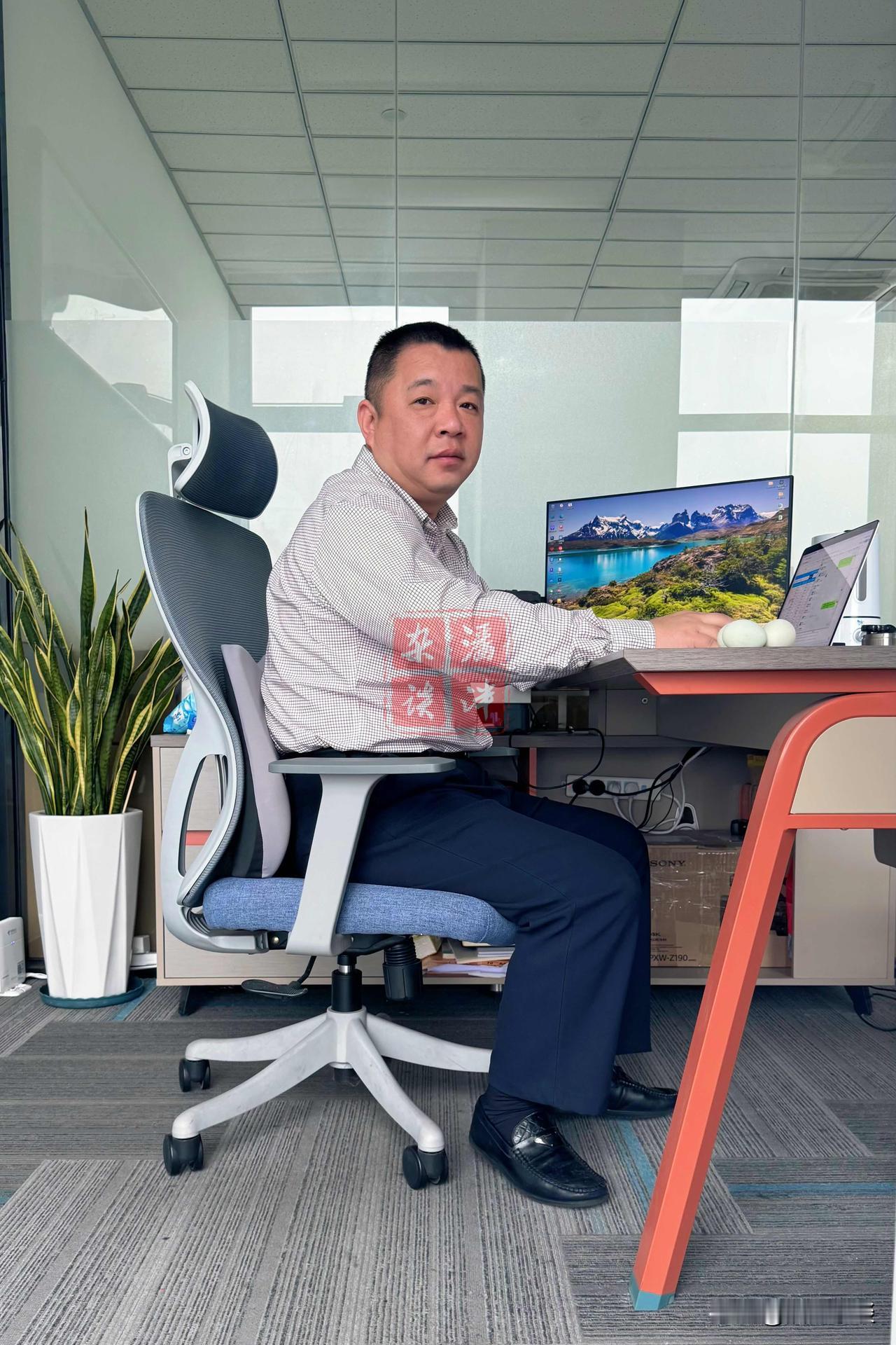 日复一日的一天又开始了……
成年人的世界，快乐像橱窗里的摆设，看着美好，摸不到真