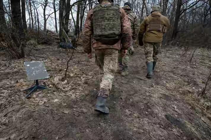 前线“星链”断开，乌媒：俄军指挥控制已崩溃，正破口大骂马斯克。

美国太空探索技