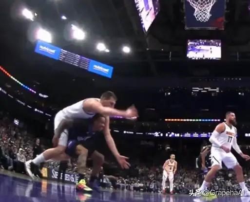 前NBA球员埃迪-约翰逊在社媒发文，转发了昨日掘金对阵爵士比赛中，约基奇与乔治卡