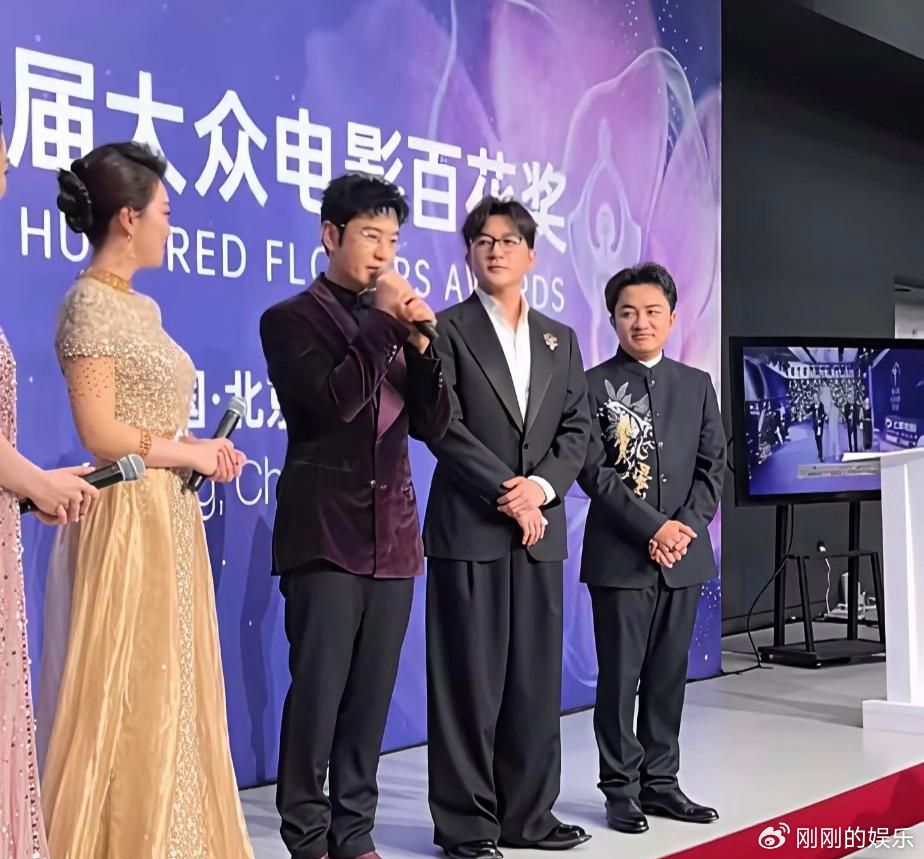 黄晓明和苏有朋往百花奖红毯上一站，娱乐圈最大的玄学终于破案了。昨晚的闭幕式，两人