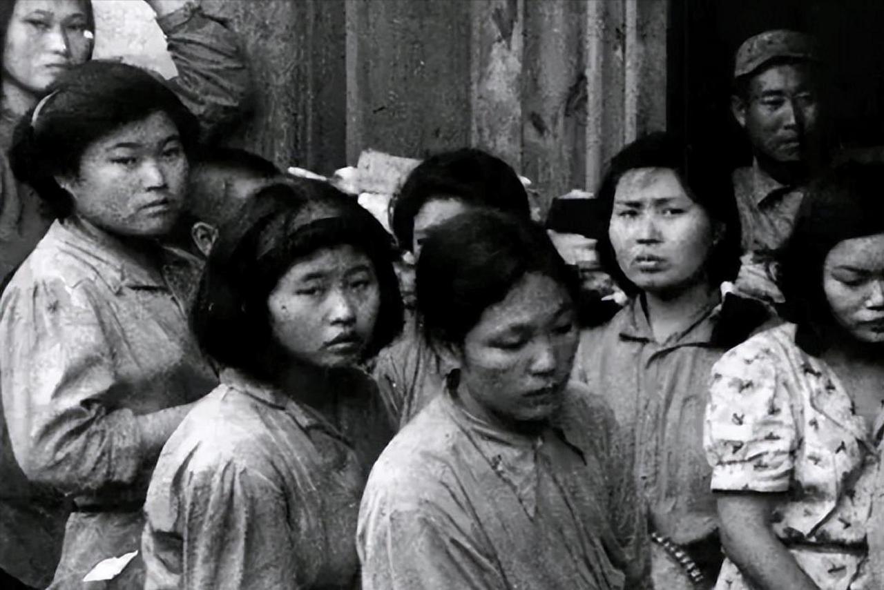 1941年，日本鬼子抓来了20多个年轻的姑娘，在几位姑娘即将被糟蹋时，一名汉奸却