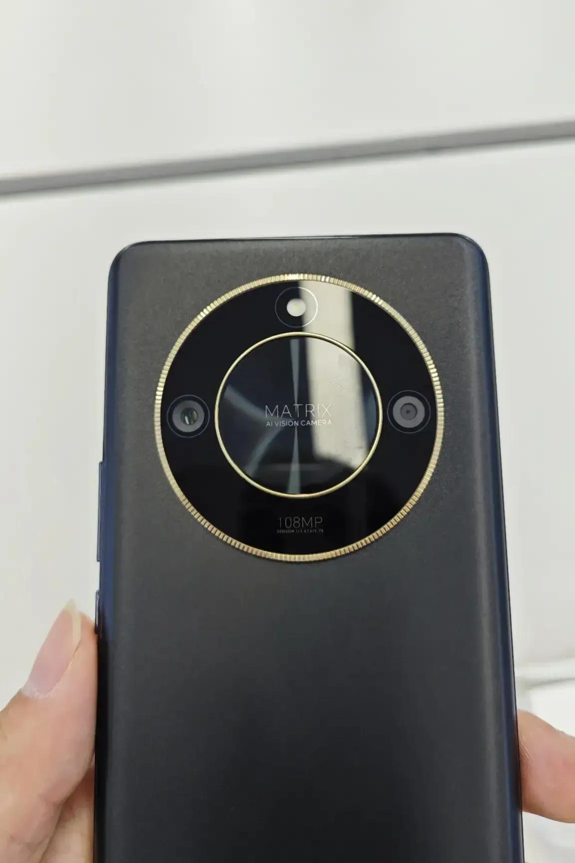 体验店的朋友告诉我荣耀X50不愁卖
我说了大家还不信
1.5k➕5800mAh➕