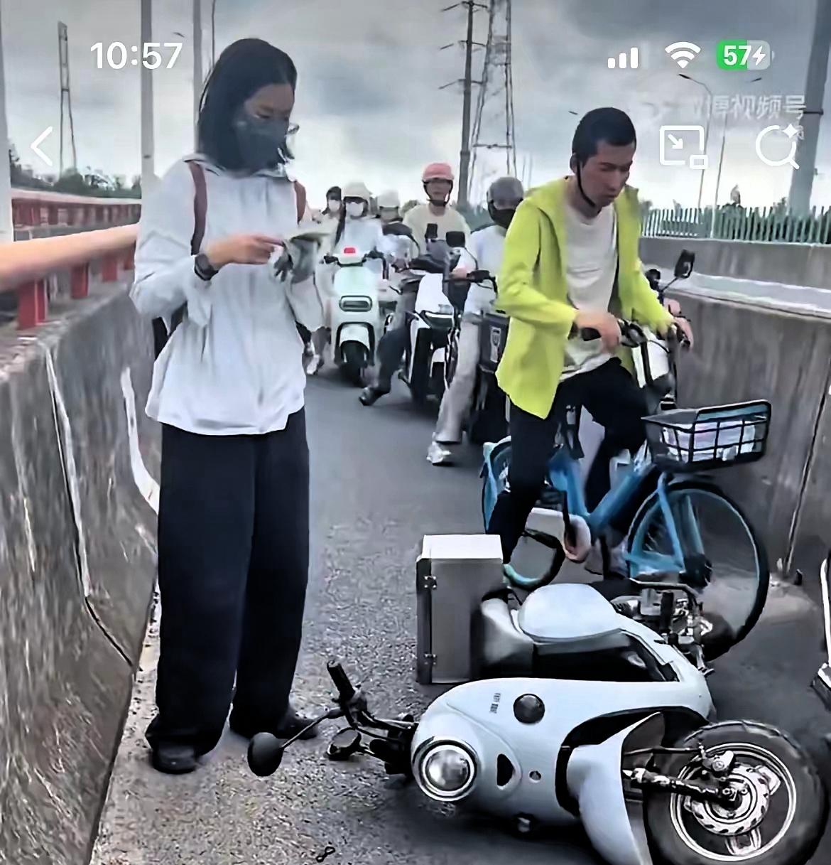 近日，上海街头一小仙女骑小电驴追尾摔倒，前方男子停车回问她：“要不要报警？”女生