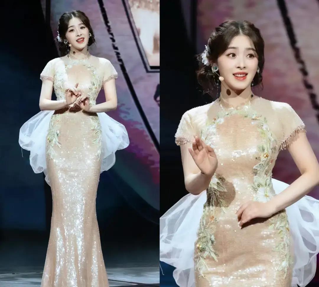 张含韵在《经典之夜》唱完《茉莉花》后，微博热搜直接冲到第八。

37岁穿旗袍腰臀