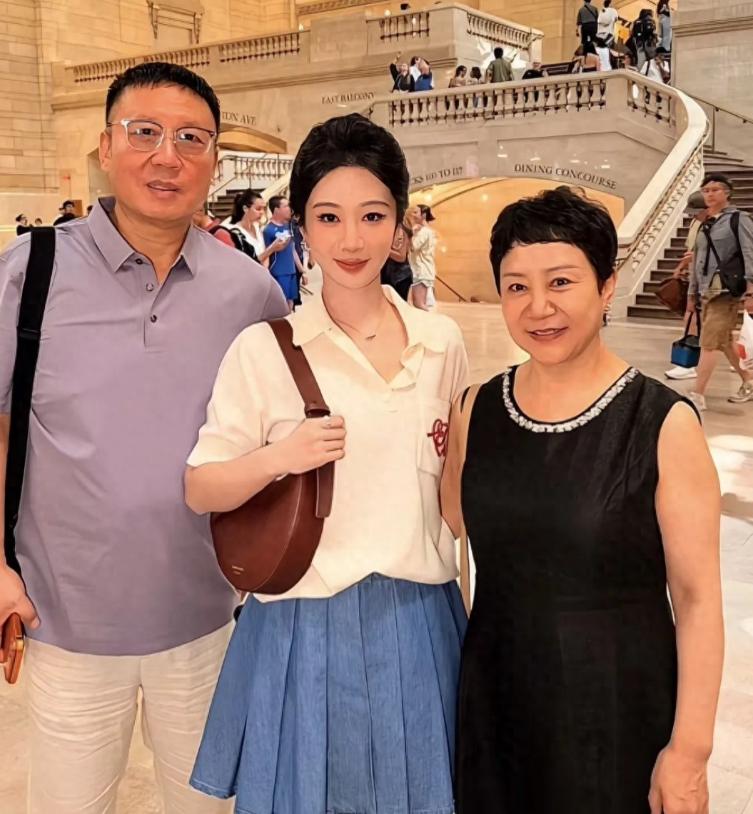 7月19日，网上传出一张杨紫和父母的全家福，照片里的氛围格外轻松，没有刻意摆拍，