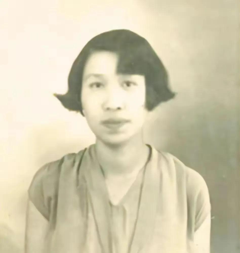 1955年，周总理途经昆明时，见到初恋女友。吃饭时，周总理微笑着说：“我代表小超