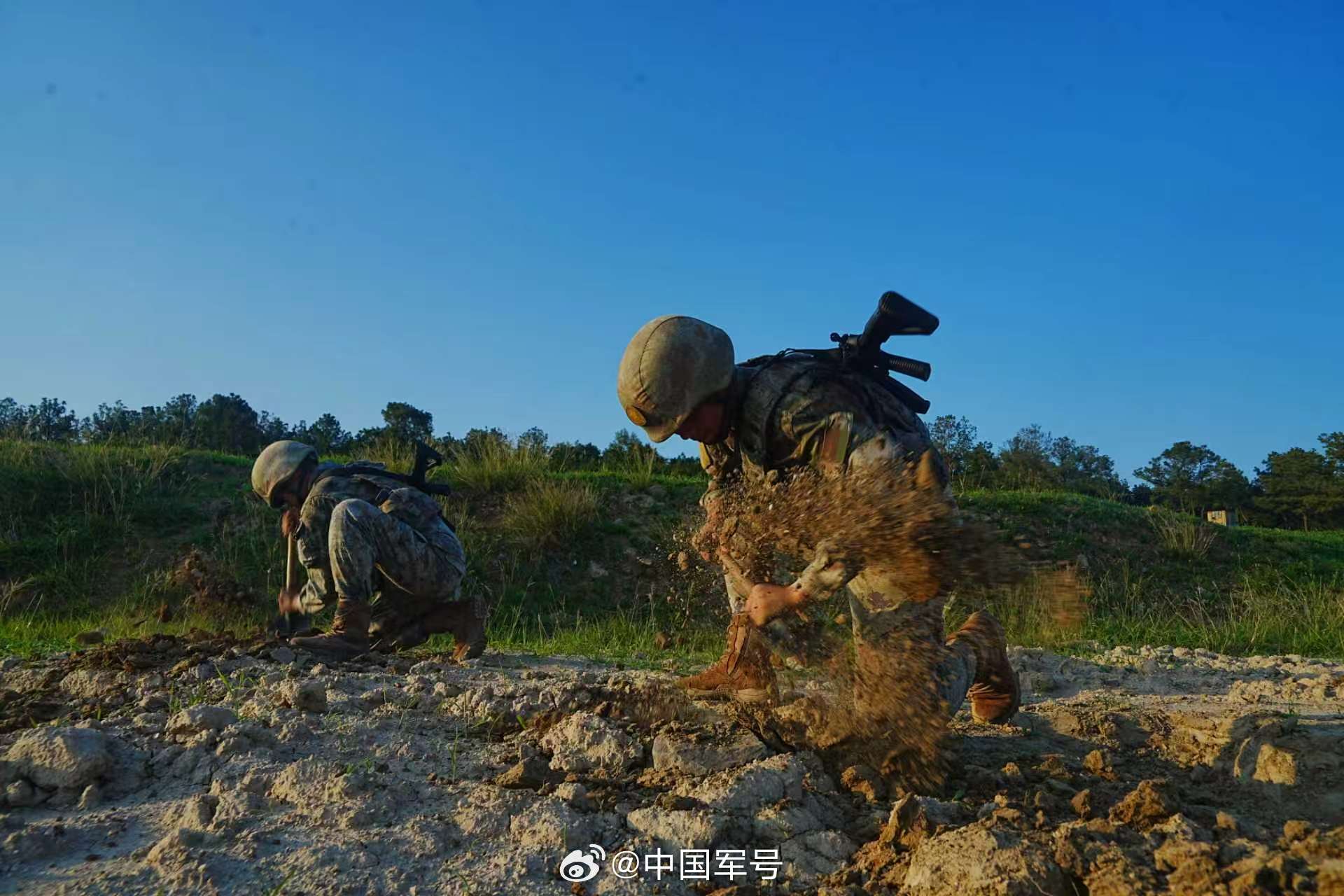 【满载而归！军校学员深情告别杨根思部队】近日，陆军兵种大学10名学员圆满完成为期