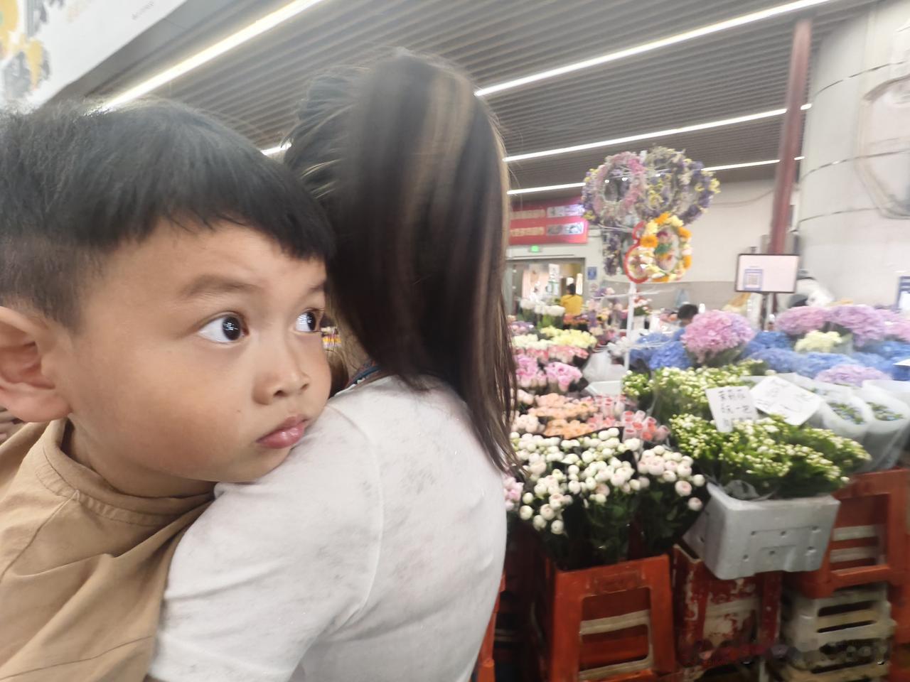 【斗南花卉市场：“买世界卖世界” 】云南十八怪，鲜花论斤卖。
世界鲜切花主产区，