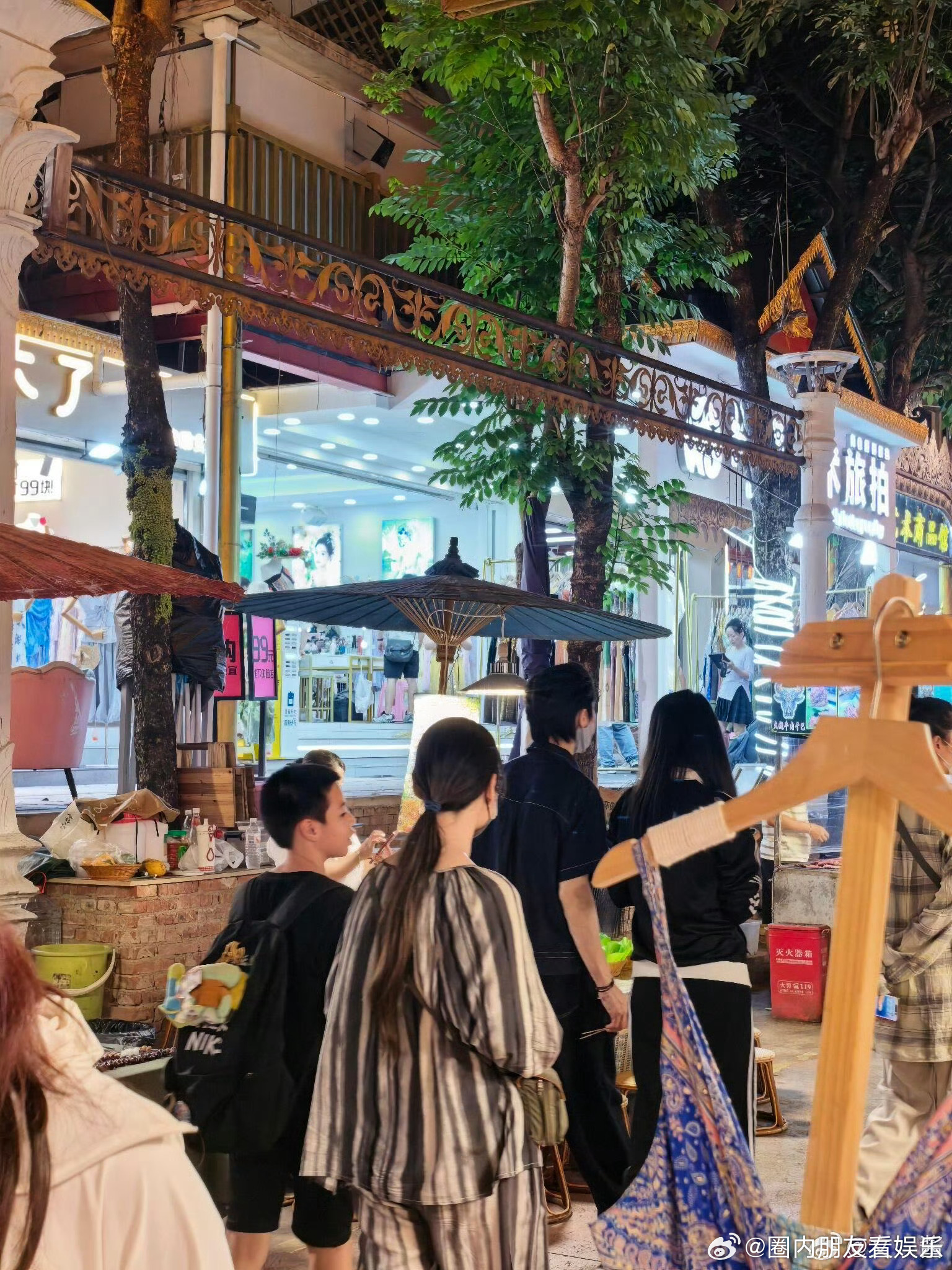 云南偶遇向佐郭碧婷 郭碧婷带着家人来云南旅行，向佐特意推掉工作赶来汇合，陪着岳父