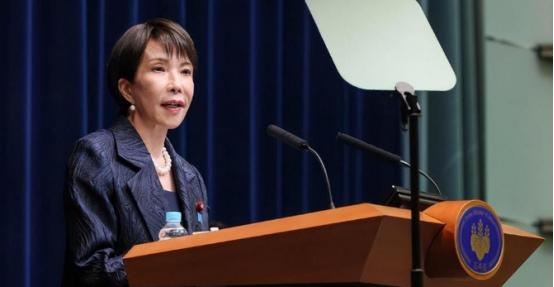 日本政坛最近真是闹翻了天！首相高市早苗在电视上强硬表态，要中国立刻撤销出口管制，