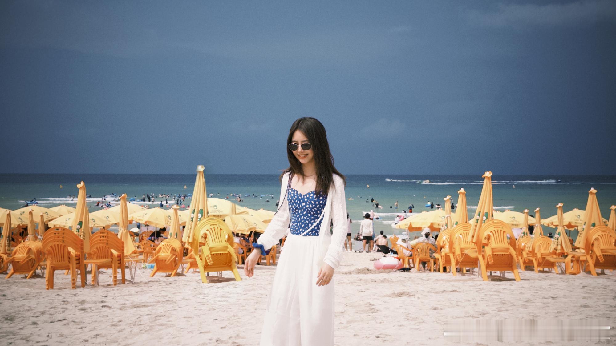 #谭松韵蓝色碎花小吊带#谭松韵新鲜的沙滩度假照，蓝色碎花小吊带美人依旧[憧憬] 