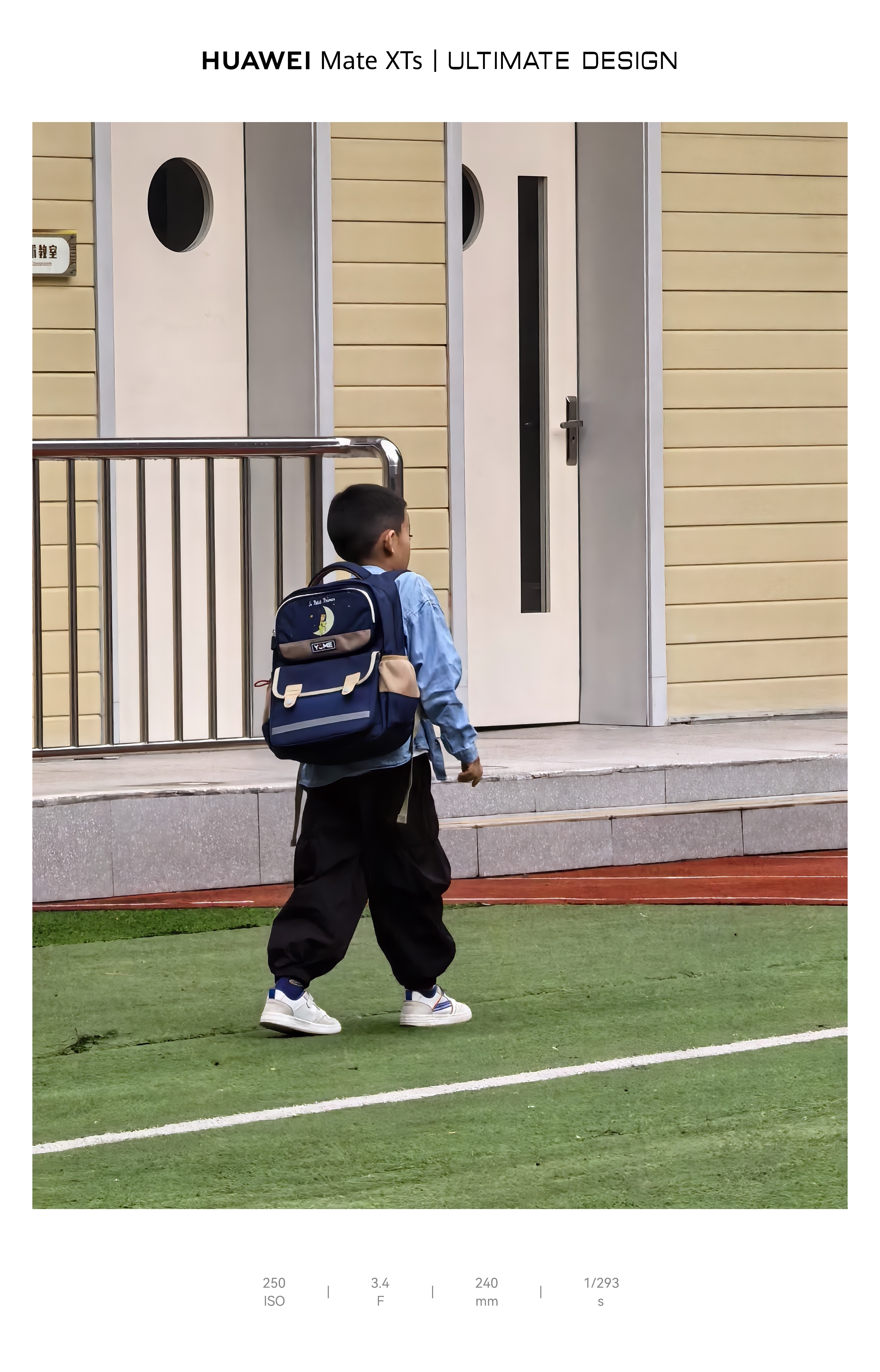 送“小小张”上小学，赶上周一，差点儿迟到了！[允悲]  ​​​
