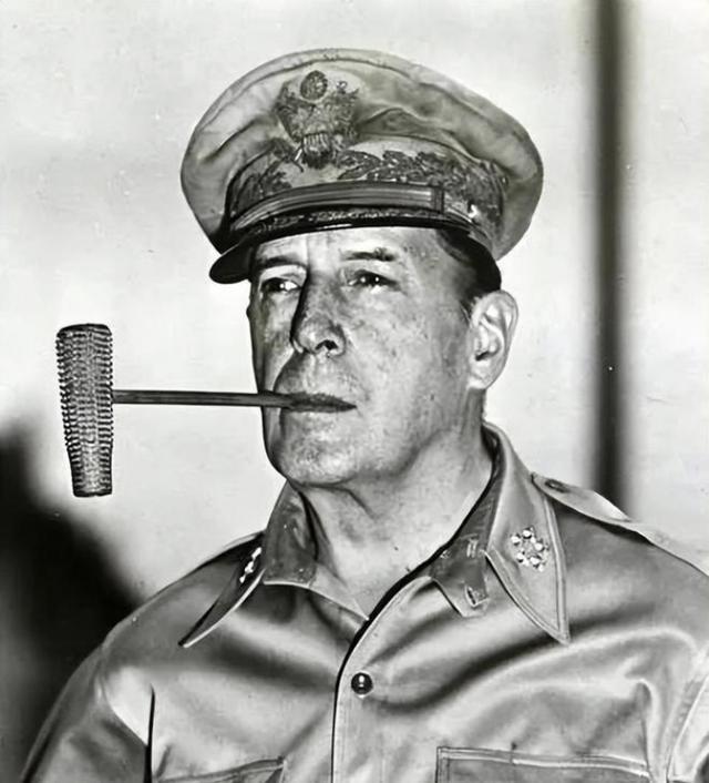 1962年，82岁麦克阿瑟听闻印度对中国开战，摇摇头说出一句犀利话。
1962年