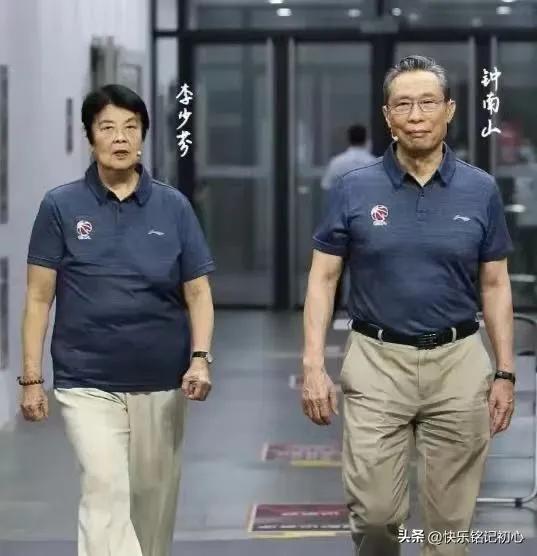 快过90岁生日的钟南山与妻子，一个医学泰斗，一个运动健将，两个快90岁的人，依然