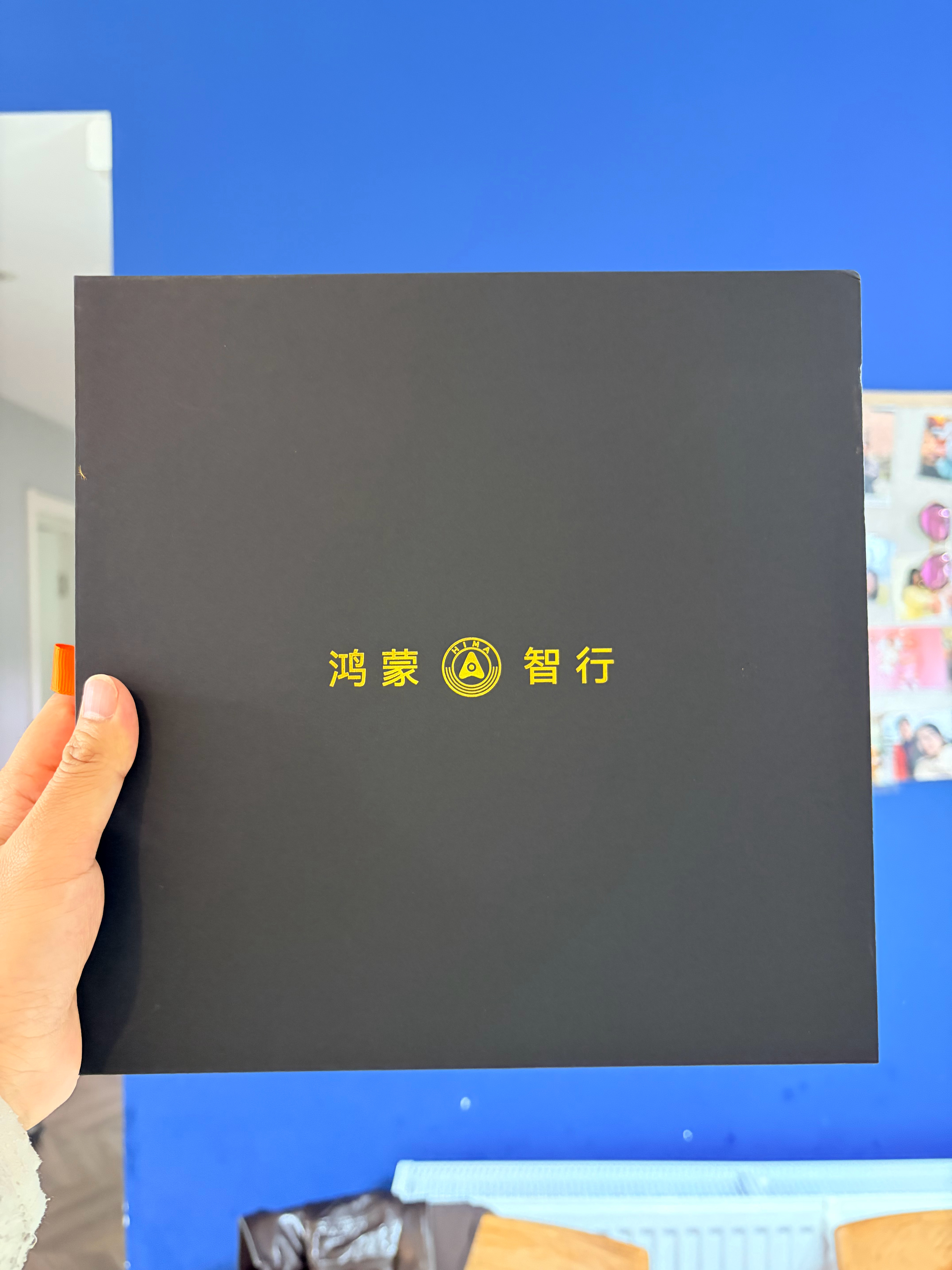 感谢鸿蒙智行-智界送的丝巾，好看，喜欢，适合我这个年龄的少男。