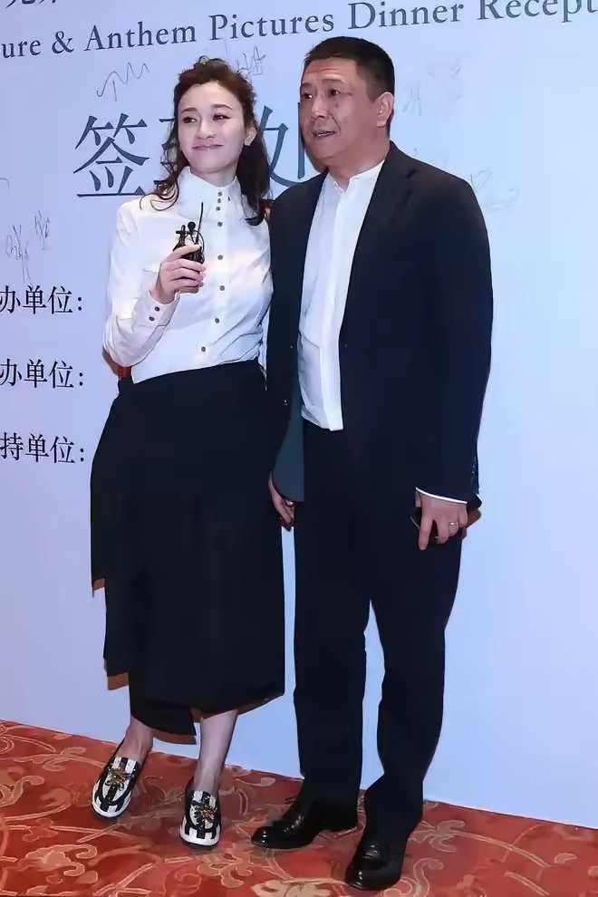 长的那么白净又那么出名，为什么嫁给了其貌不扬的他？ ​​​