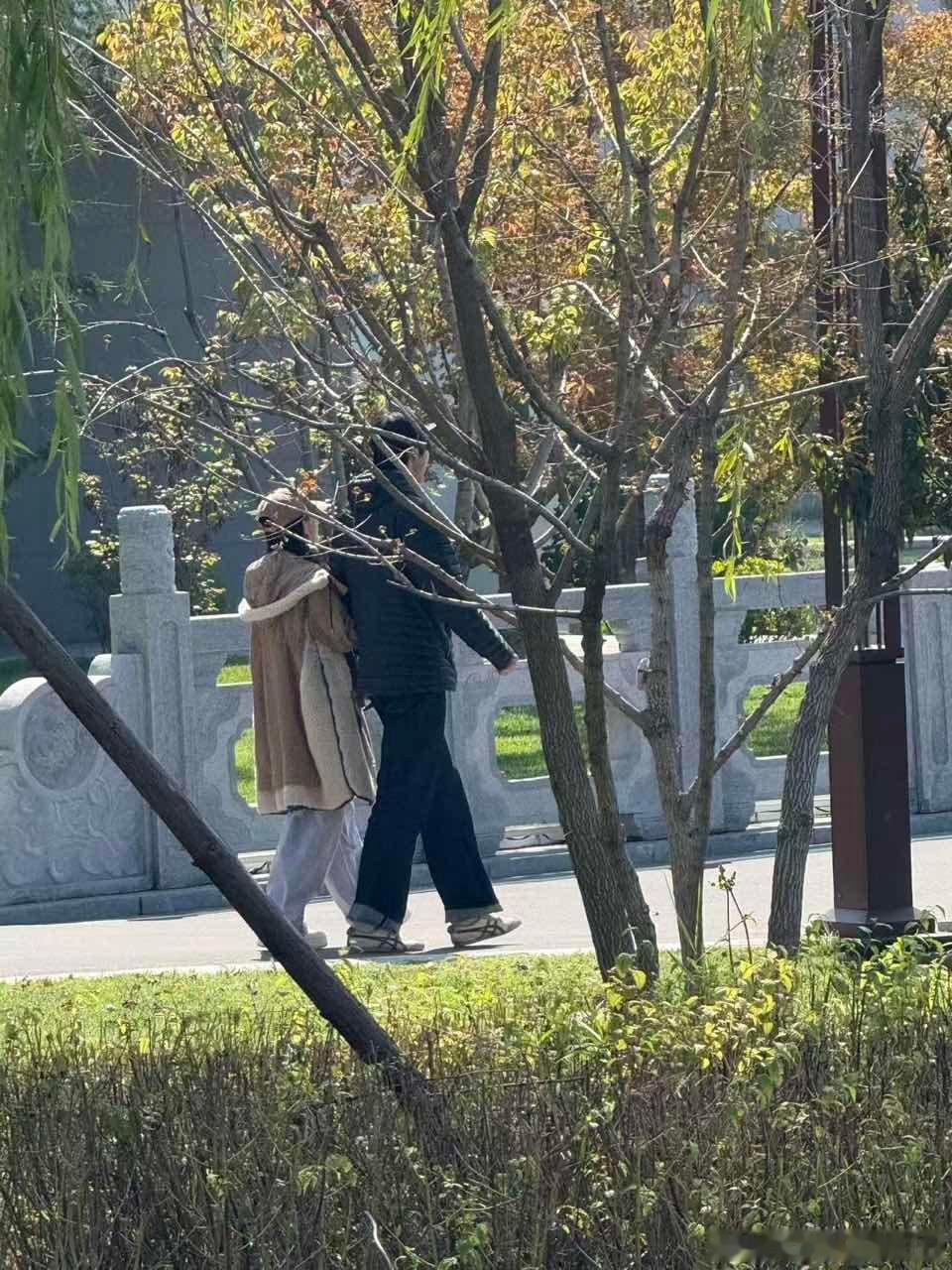 偶遇金莎孙丞潇牵手逛公园偶遇金莎孙丞潇散步偶遇金莎孙丞潇牵手逛公园 ​​​
