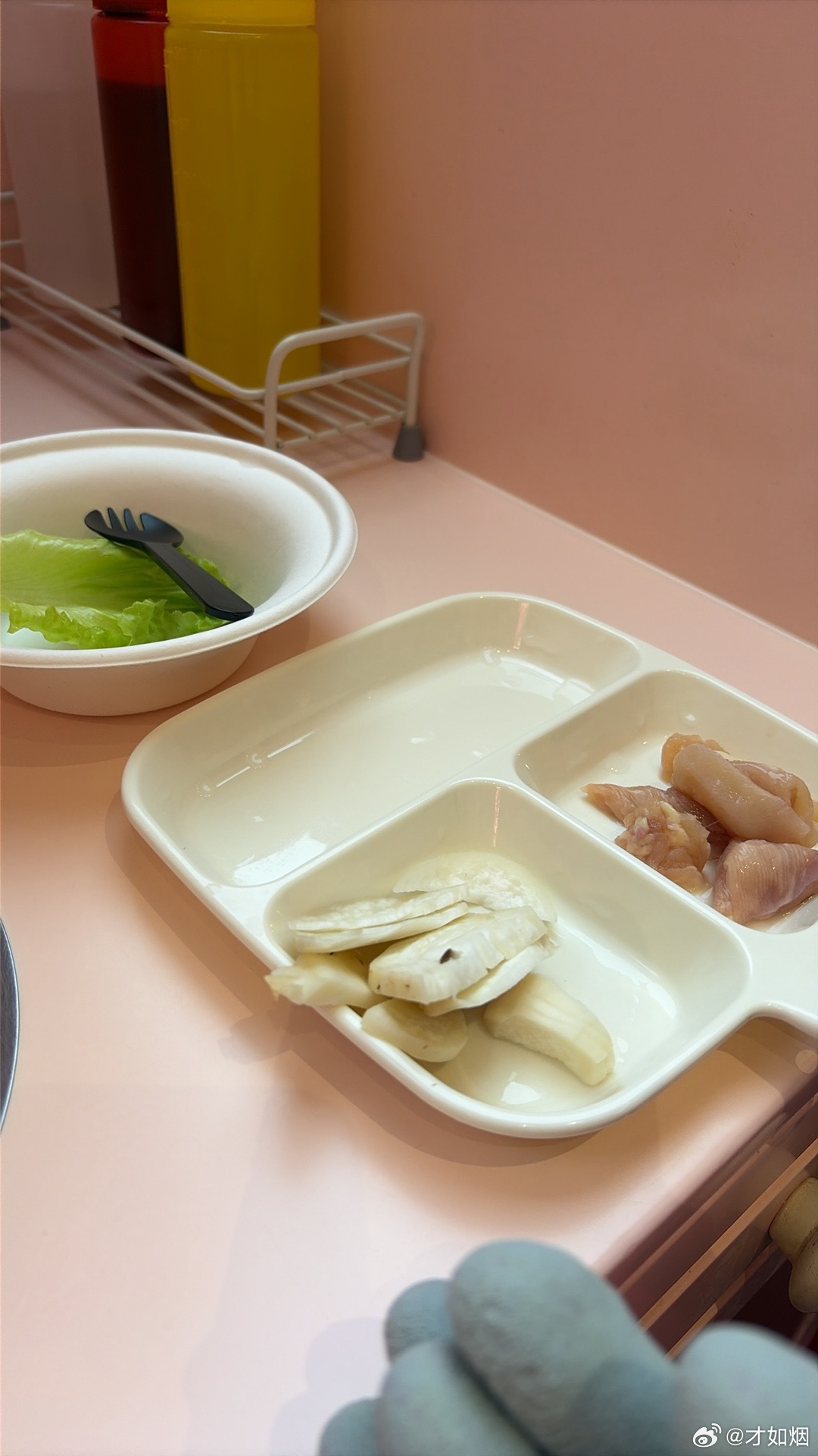 上了一年幼儿园真的是不一样！今天参与任何互动课程都很棒了！还挑战了实操做饭！丁禹