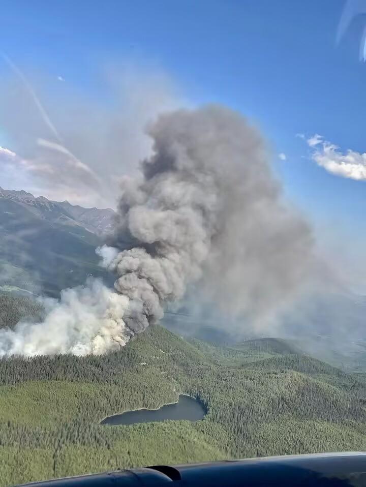 美国蒙大拿州一场刚启动不久的山林野火已经烧掉1600英亩，正在继续扩大，0%已控