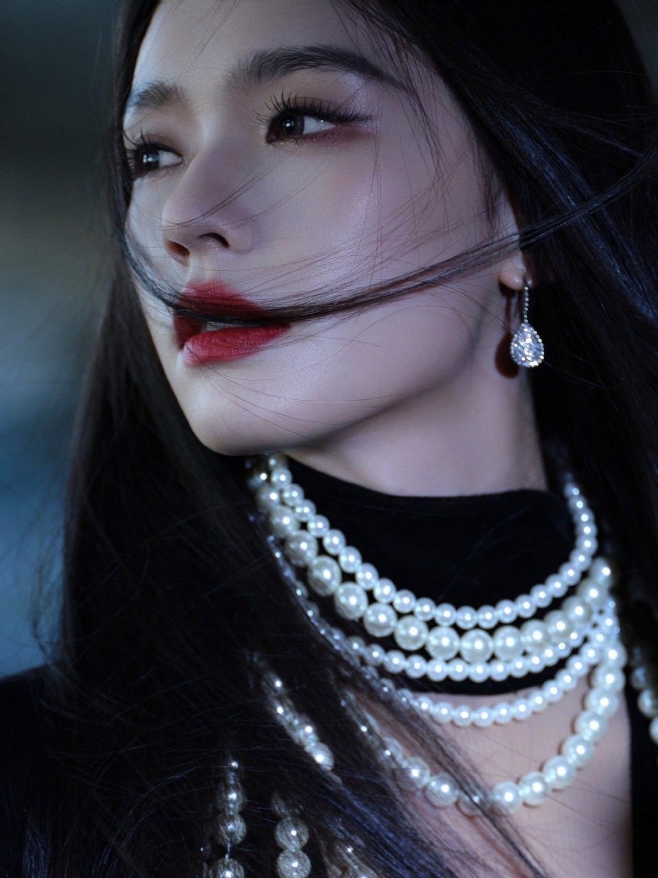 林允珍珠围脖 光下泛着细腻光泽，这波贵气精致感谁不爱！ ​​​