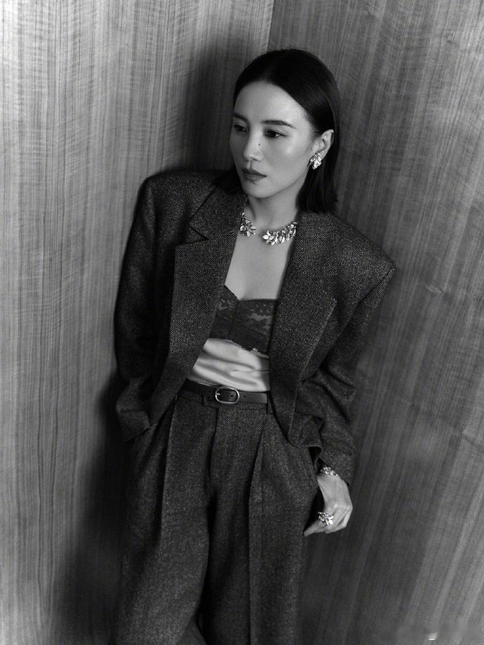 宋佳说着说着就哭了宋佳哽咽落泪宋佳不愿照镜，只因太心疼角色 