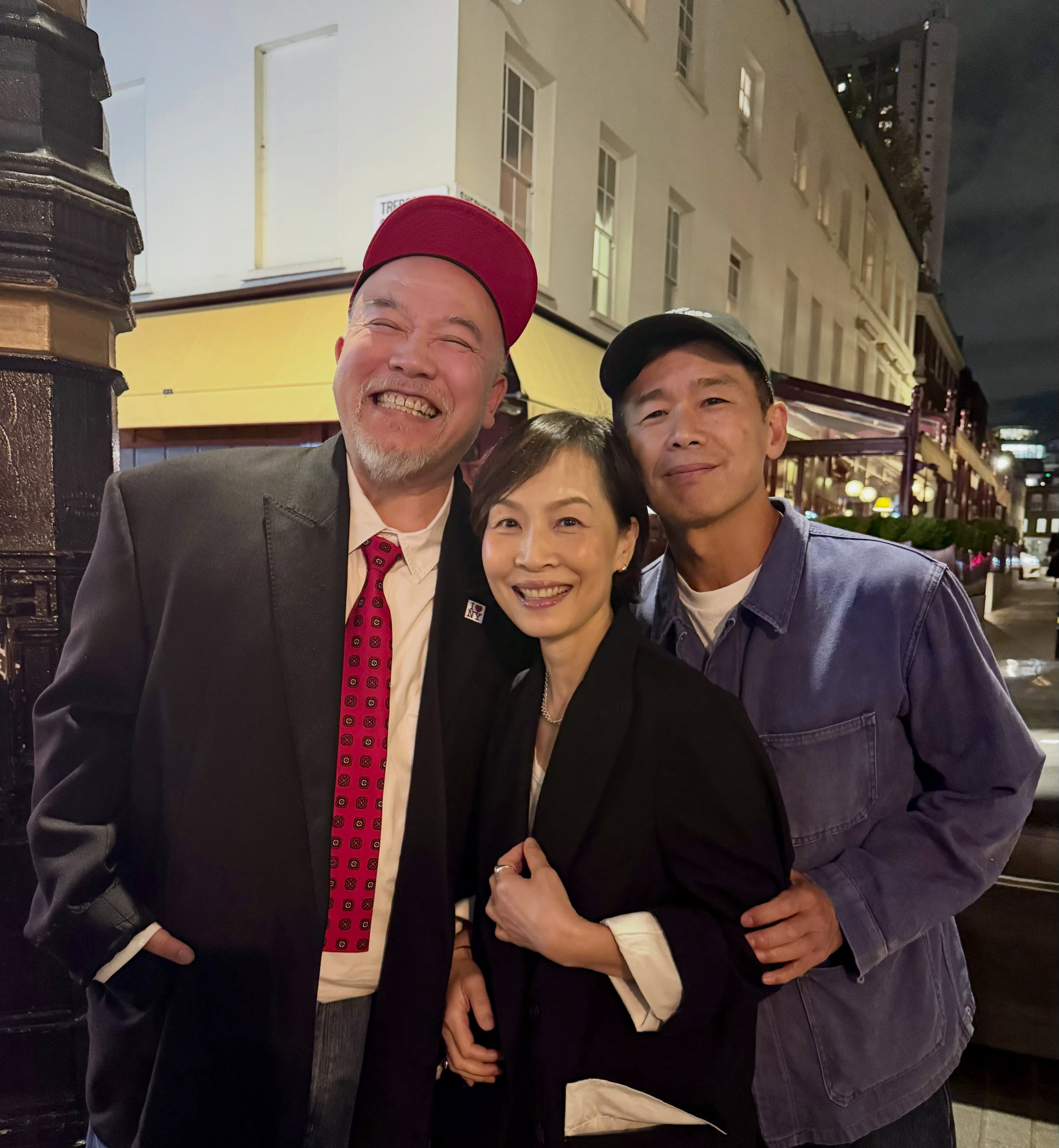 黄伟文晒与彭羚林海峰夫妇合照 ​​​