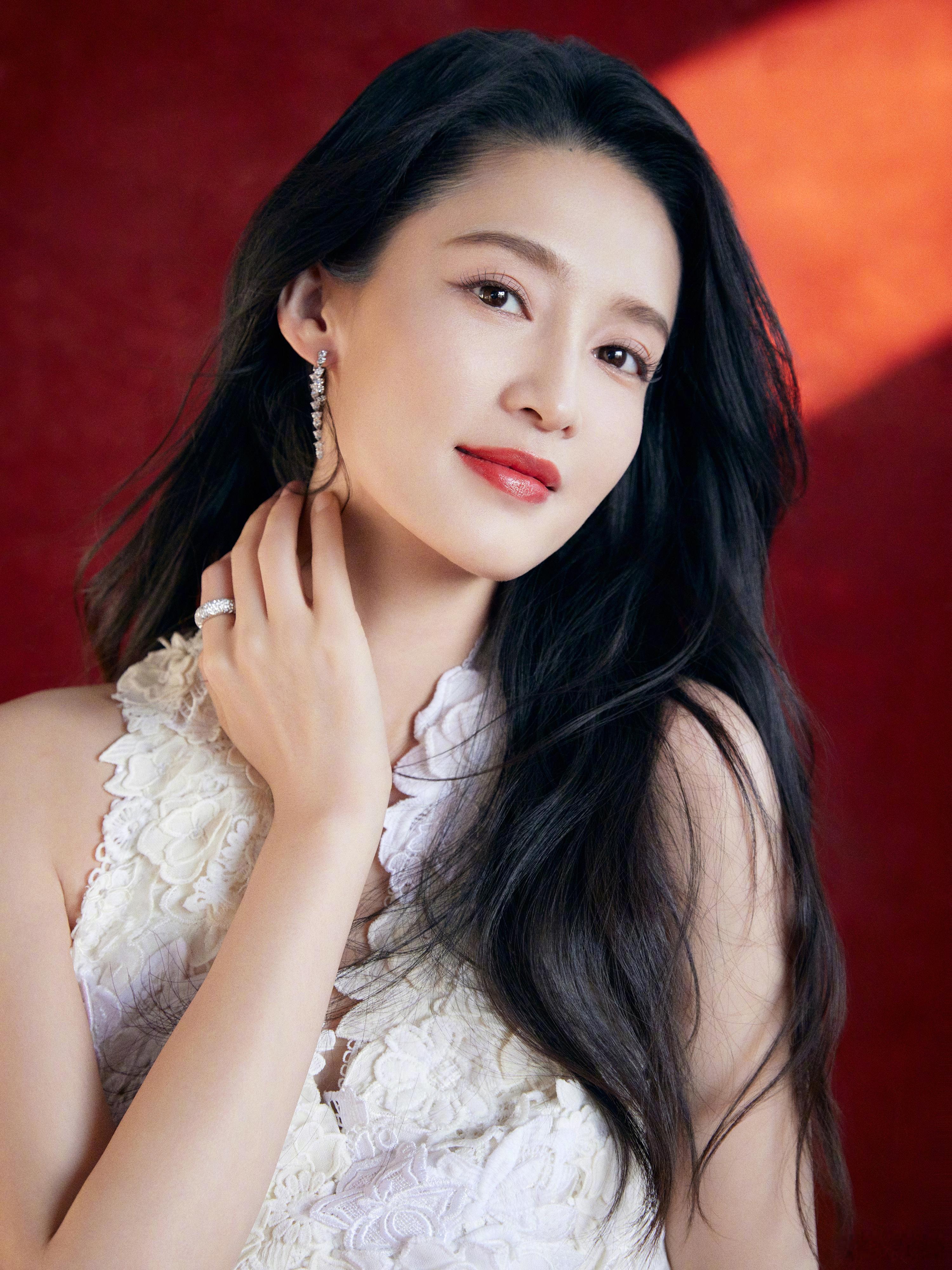 李沁 🐲 龙年新春大片，温柔与气质并存 ​​​