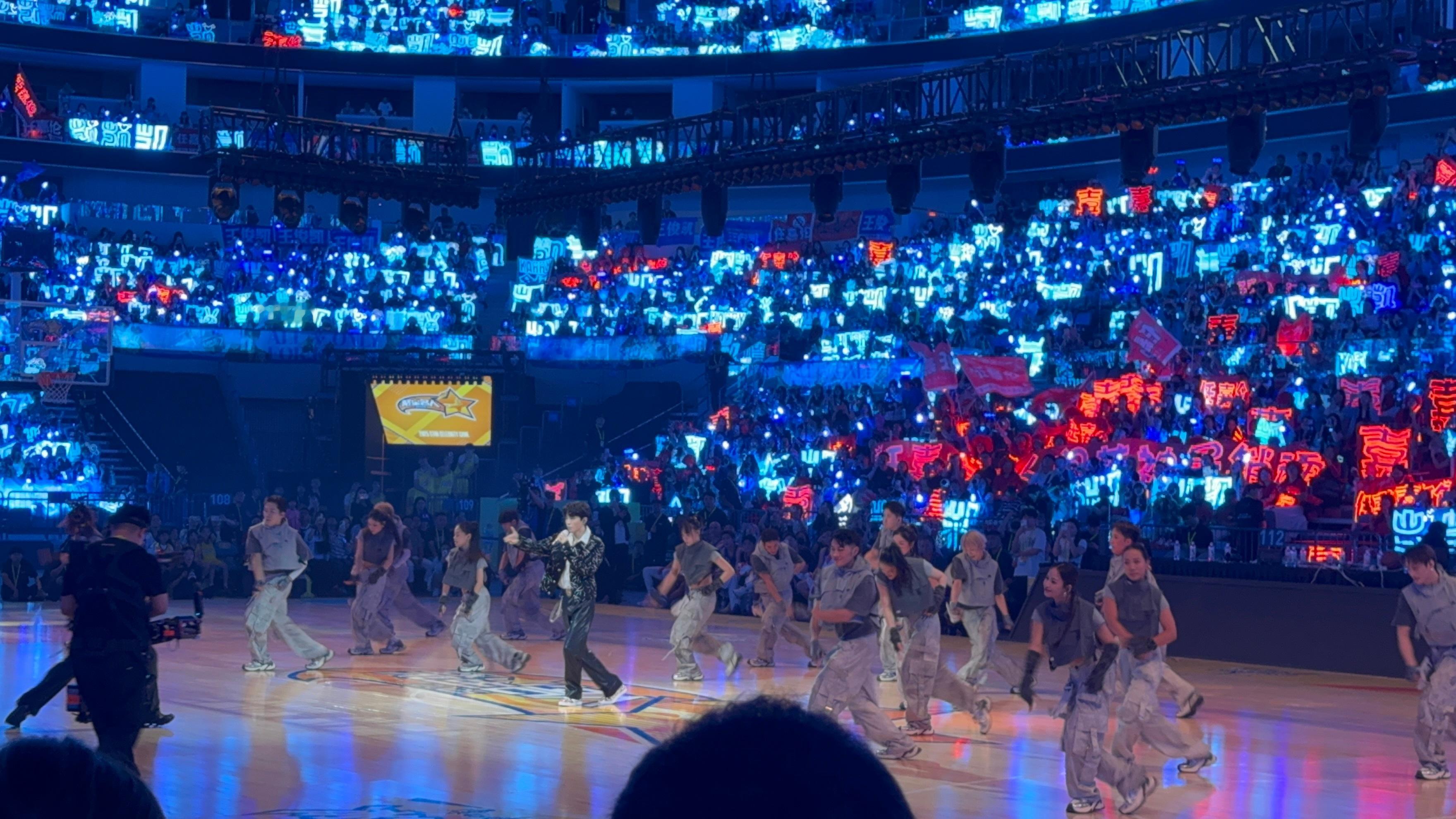 王俊凯NBA名人赛人气聚星名人赛我觉得用震撼两个字，不是特别好准确描述刚才王俊凯