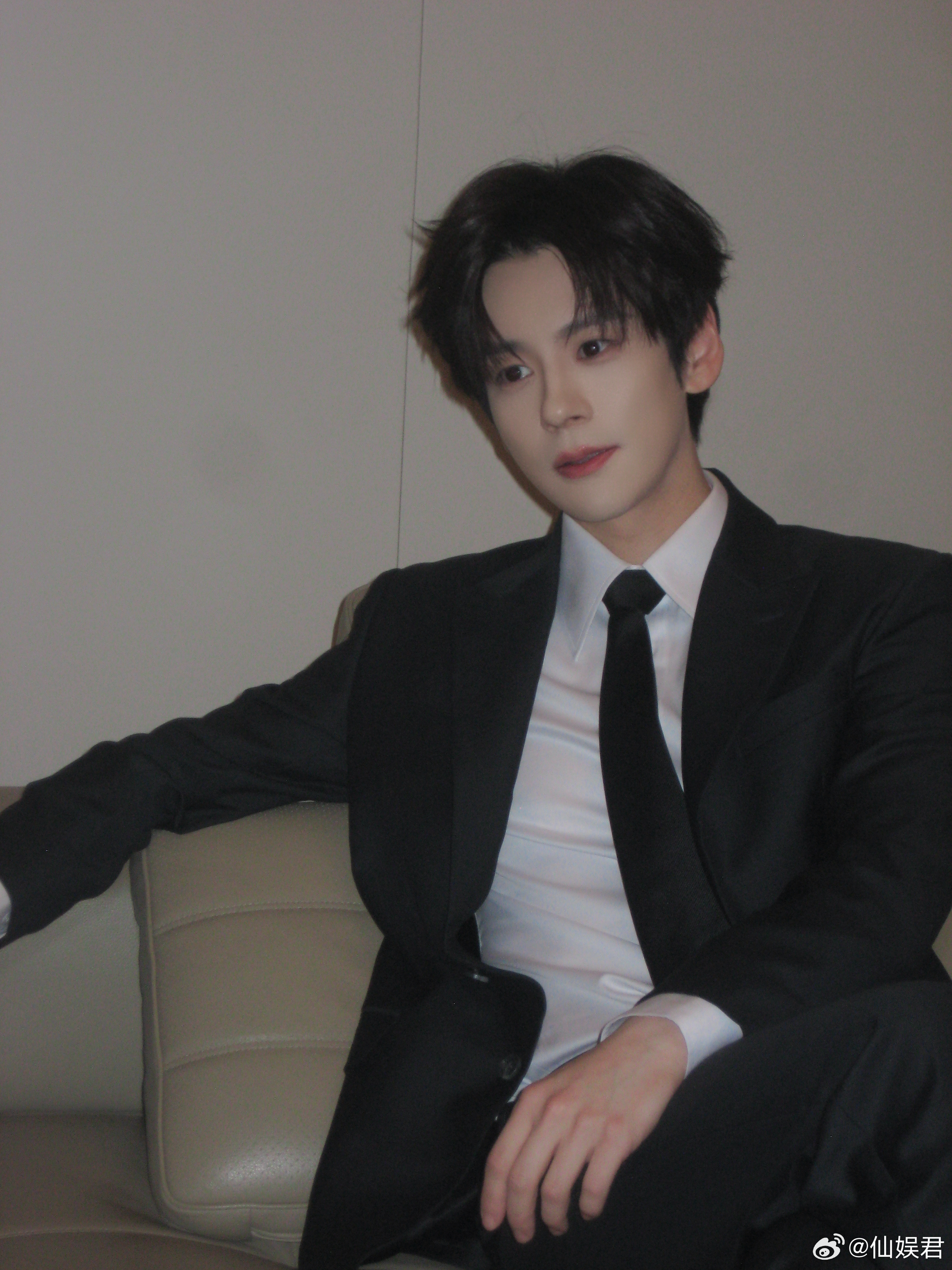 魏哲鸣郑合惠子好装的暧昧期 恋爱还是要看别人谈才上头，看到这两个人之间的暧昧拉扯