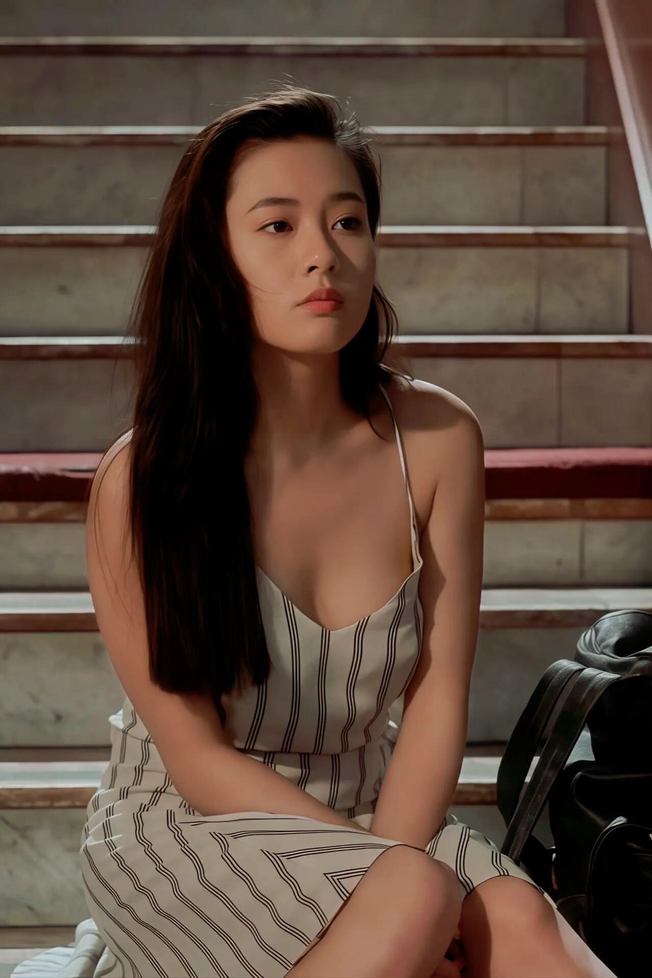 她的长相放到现在也很受欢迎吧……

九十年代的港圈美人里，李丽珍是独一份的“矛盾