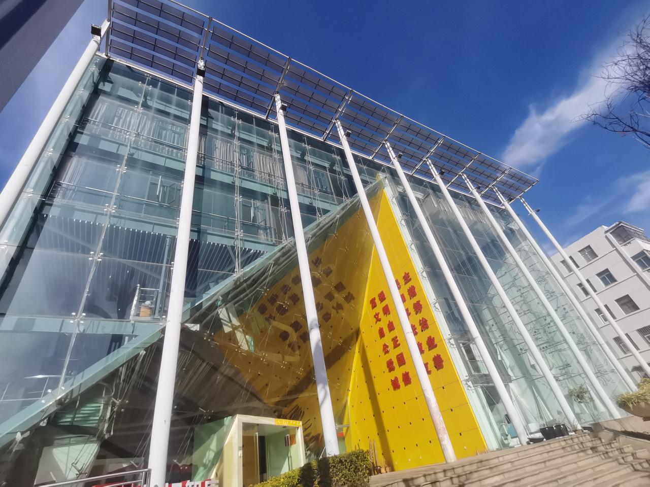 以前这里是昆明市城市规划馆
现在变成了昆明智库，看起来不错，里面都是高科技储存空