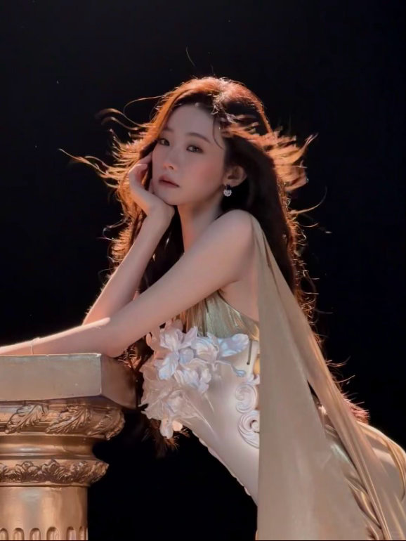 张艺凡从油画里走出的神女张艺凡神女爱世人 救命！张艺凡递蜡烛的画面太戳人了，温柔