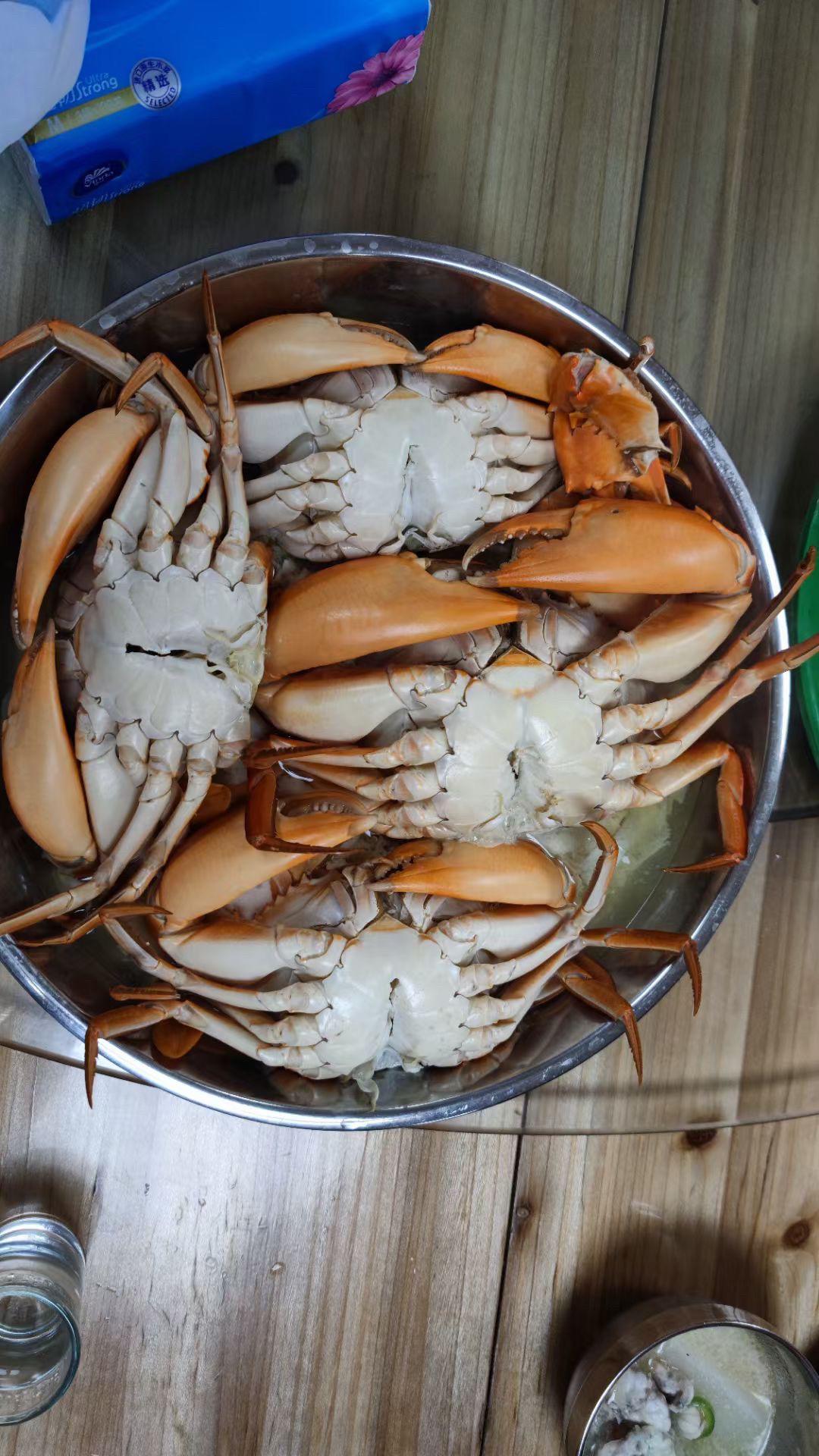 横行将军最怕秋，
上笼初蒸沁膏油。
黄酒姜丝烫一壶，
贵阳吃鲜像无锡！