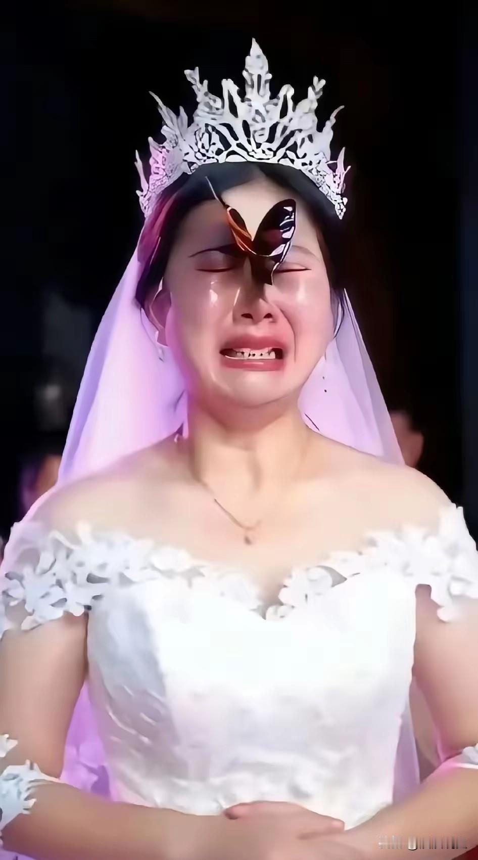 婚礼落脸的蝴蝶，藏着女孩半生孤苦与至亲牵挂
 
泪奔，看哭了，女子结婚当日，突然