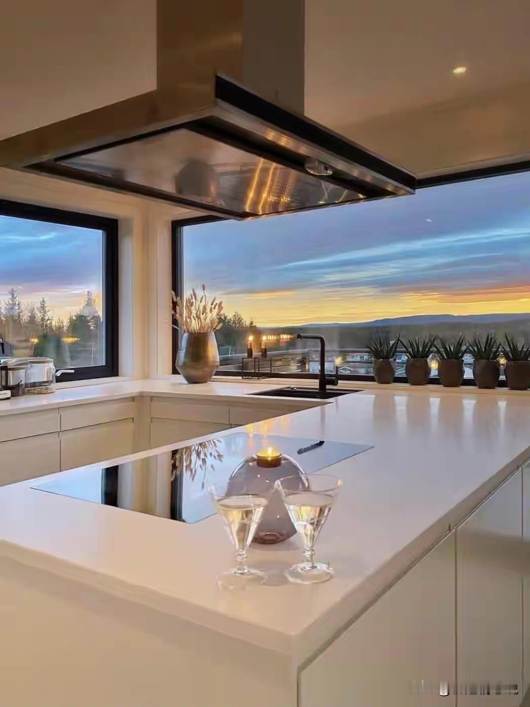 劝你别和婆婆吵架，除非你不想过了。你吵不赢婆婆，因为母子关系非比寻常。特别是父亲