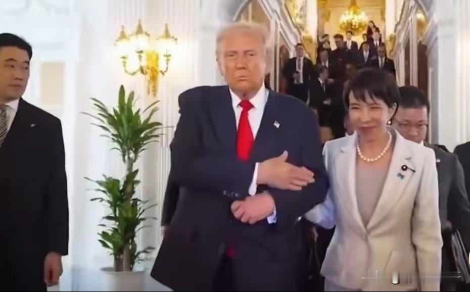 此情此景我突然想到了杨钰莹的一首歌词
“心心心相印，手手手牵手
你靠我来我靠你，