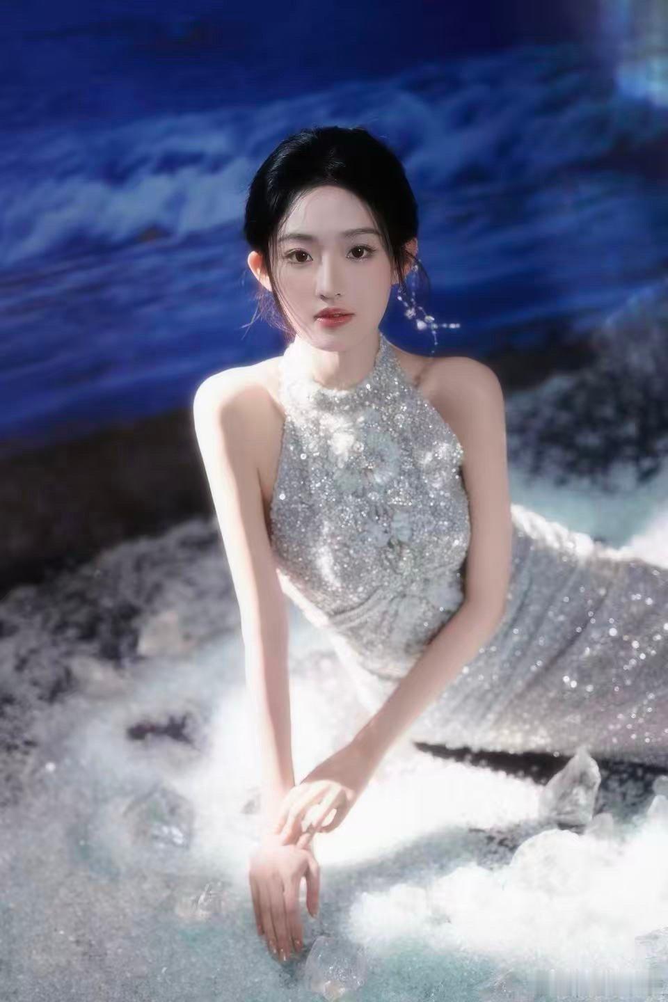 演技与智慧并存！辩论赛上逻辑清晰，红毯之上优雅从容，剧组之中专注投入。这样的宝藏