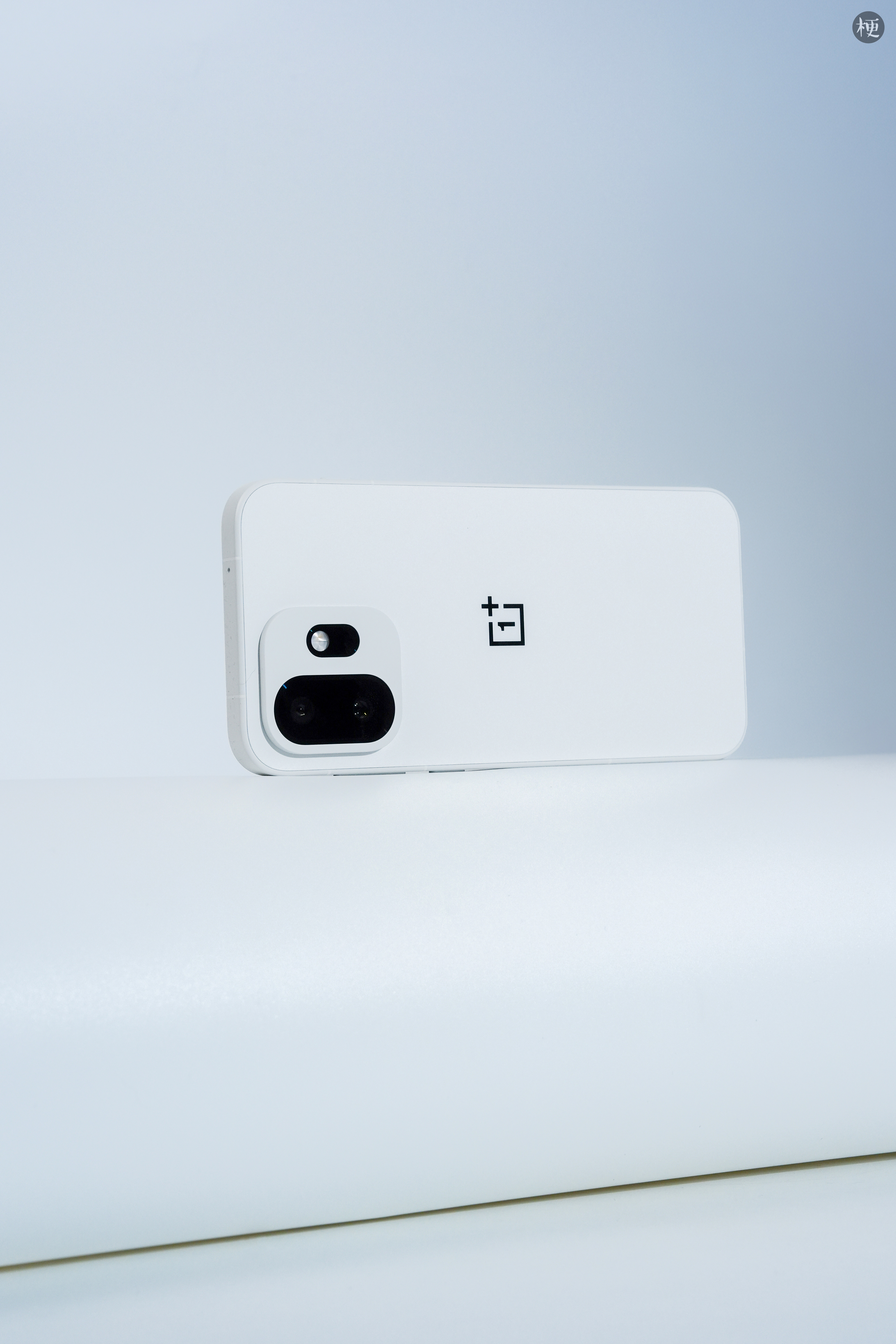 一加与生俱来的质感，是其他厂商学都学不来的，这次一加15T 治愈白巧，更是封神，