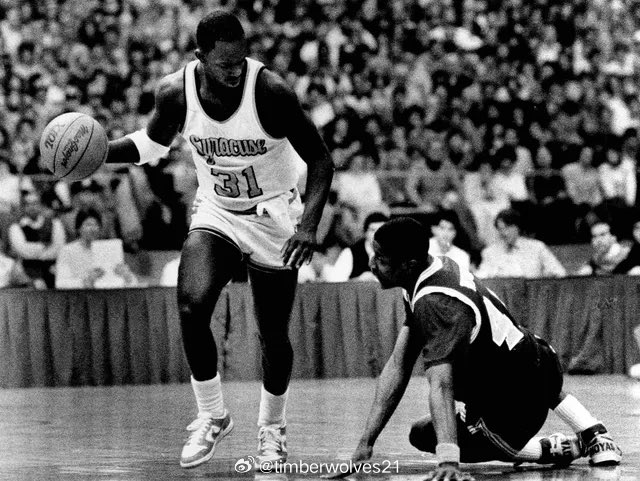 雪城大学的 "珍珠" 杜安·华盛顿在乔治城大学的大卫·温盖特倒地抢断后，运球将其