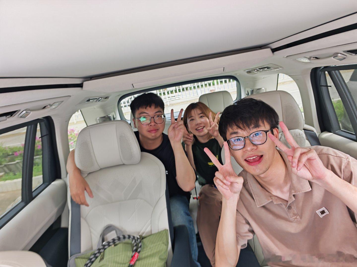 空间真大，看这三个成年小学生坐得多舒服大家车的 9 系 suv大家车的极氪9x