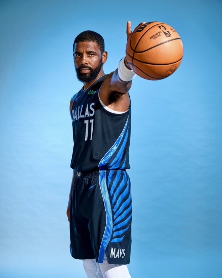 独行侠正式发布了新款城市版球衣，对20-21赛季那套设计的重新演绎，灵感来自达拉