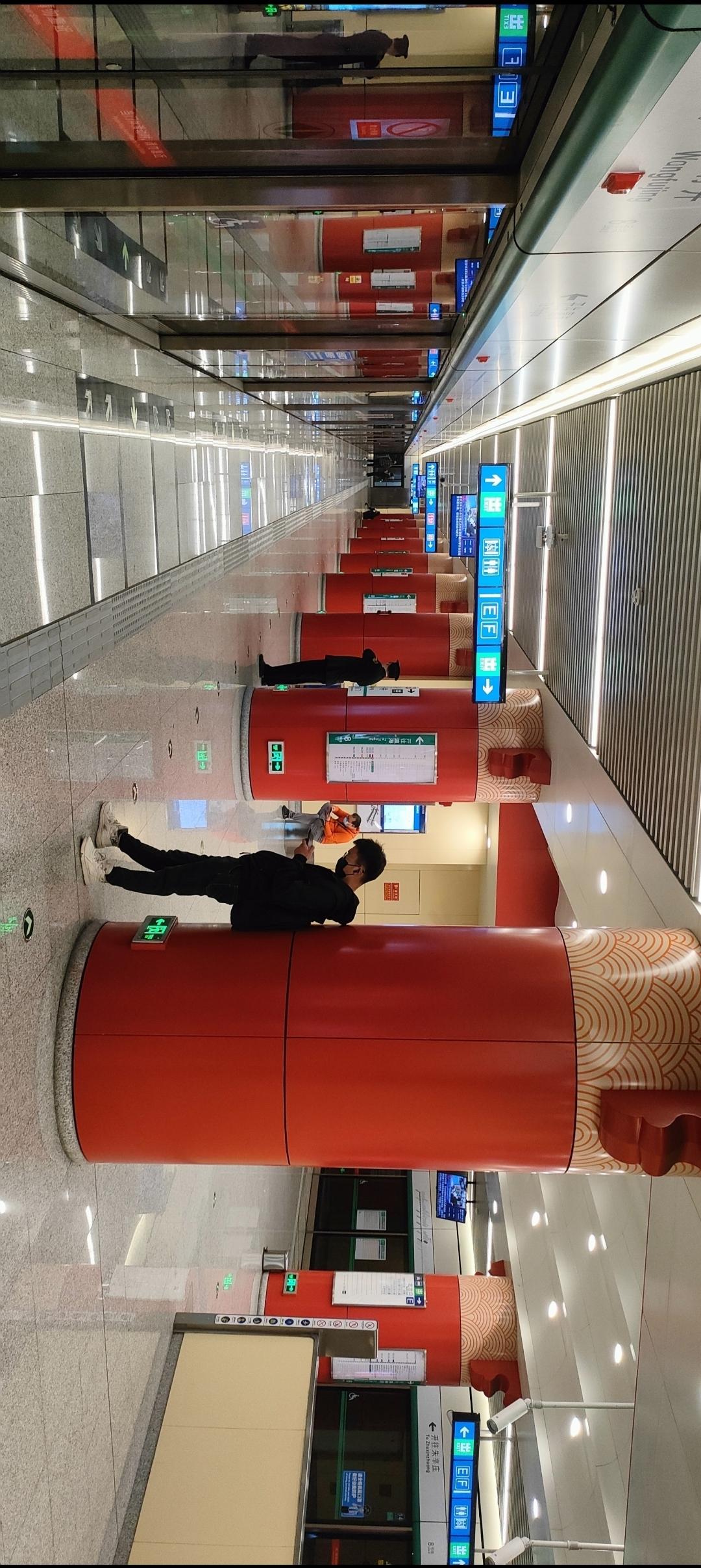 🚇 穿梭在繁忙的地铁通道，感受城市的脉动！