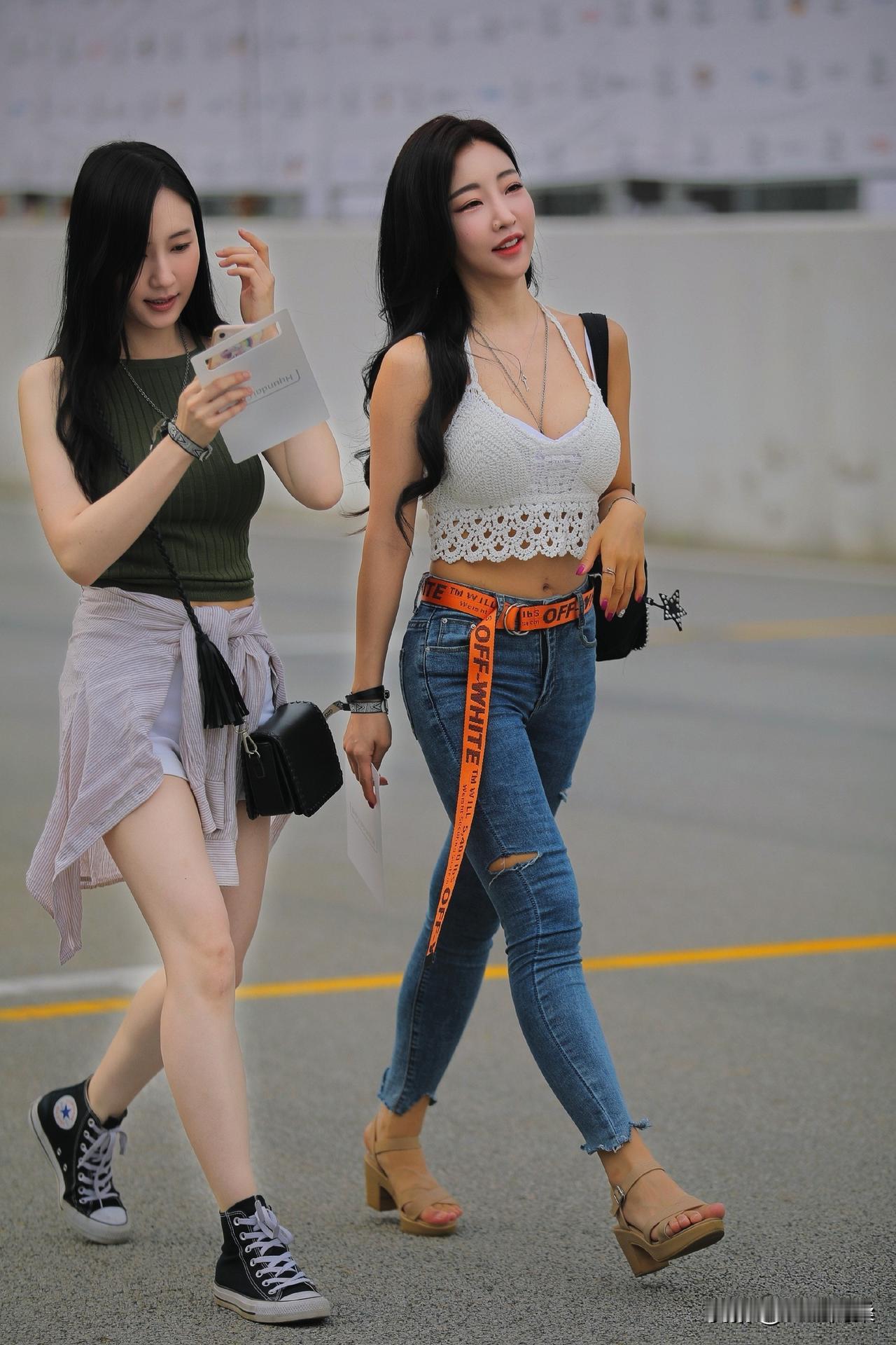 穿牛仔裤的女人就是好看。