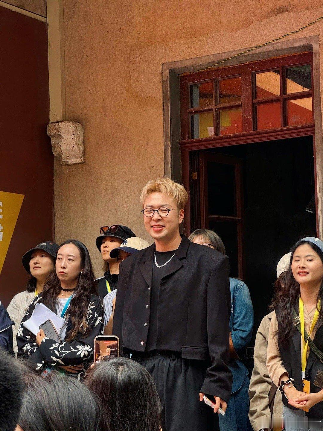 杜海涛怎么走爱豆路线了 青岛里院喜剧节的杜海涛太让人惊喜了！瘦了之后气场全开，穿