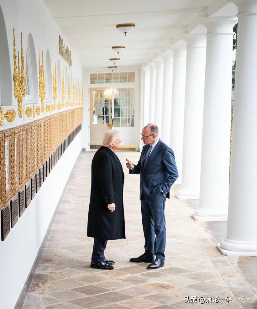哇塞！默茨火出圈了？
记忆中平时看到川普的照片都是特朗普对着别人讲话，但这次反过